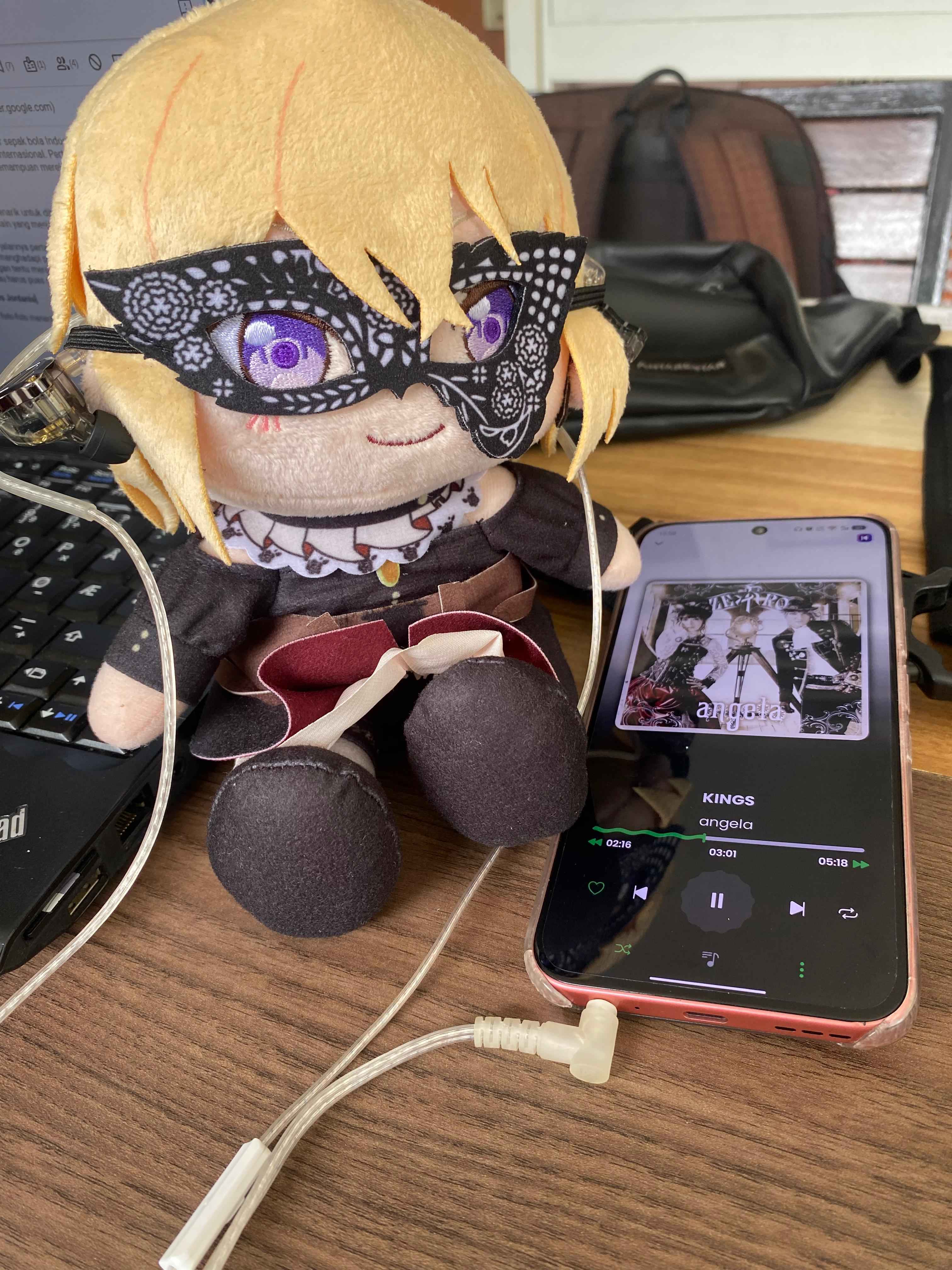 doloris nuigurumi listening to kings by angela